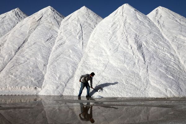 Trabalhador de uma fábrica de sal junta grandes pilhas de sal no lago Tuz, na Turquia
 - Sputnik Brasil