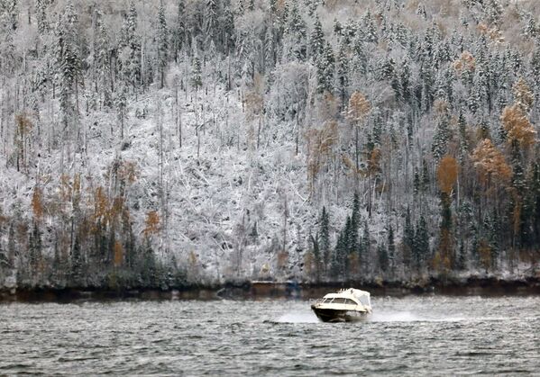 Barco navega pelo rio Yenisei após a primeira queda de neve na região de Krasnoyarsk, Rússia
 - Sputnik Brasil