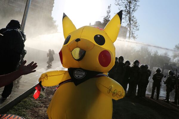 Manifestante fantasiado de Pikachu em um protesto antigovernamental em Santiago, Chile
 - Sputnik Brasil