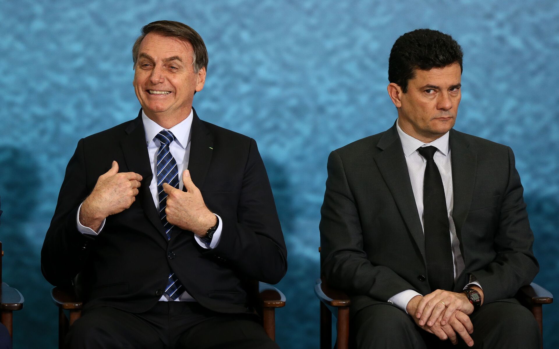 Em Brasília, o presidente Jair Bolsonaro (à esquerda) gesticula ao lado do então ministro da Justiça e Segurança Pública, Sergio Moro (à direita),  durante cerimônia de divulgação do pacote anticrime, em 3 de outubro de 2019 - Sputnik Brasil, 1920, 09.11.2021
