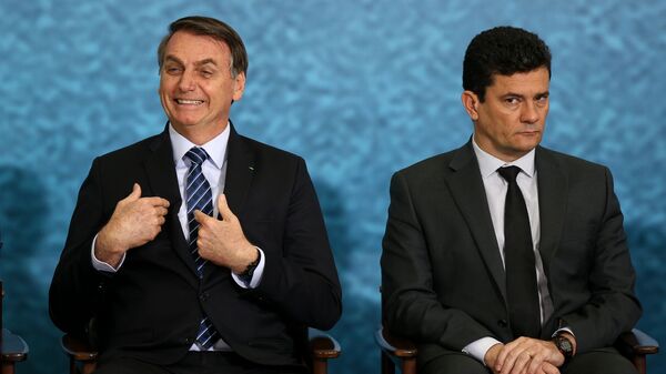 Em Brasília, o presidente Jair Bolsonaro (à esquerda) gesticula ao lado do então ministro da Justiça e Segurança Pública, Sergio Moro (à direita),  durante cerimônia de divulgação do pacote anticrime, em 3 de outubro de 2019 - Sputnik Brasil