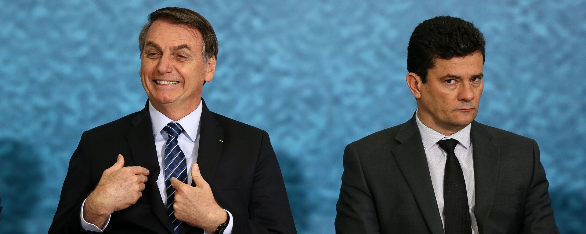 Em Brasília, o presidente Jair Bolsonaro (à esquerda) gesticula ao lado do então ministro da Justiça e Segurança Pública, Sergio Moro (à direita),  durante cerimônia de divulgação do pacote anticrime, em 3 de outubro de 2019 - Sputnik Brasil, 1920, 12.11.2021