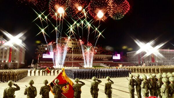 Fogos de artifício são vistos no céu de Pyongang durante o desfile de comemoração do 75º aniversário da fundação do Partido dos Trabalhadores da Coreia do Norte, em 10 de outubro de 2020 - Sputnik Brasil
