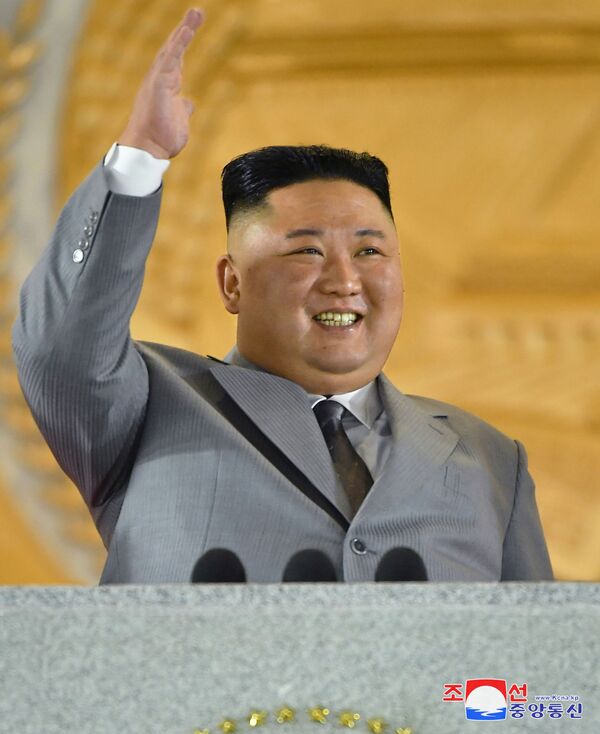 O líder da Coreia do Norte, Kim Jong-un, acena para o público durante o desfile militar de comemoração do 75º aniversário da fundação do Partido dos Trabalhadores da Coreia do Norte, em 10 de outubro de 2020 - Sputnik Brasil