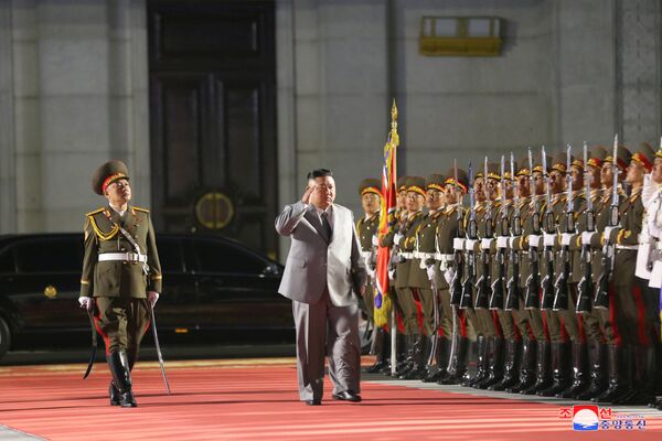 O líder da Coreia do Norte, Kim Jong-un, inspeciona tropas durante o desfile militar de comemoração do 75º aniversário da fundação do Partido dos Trabalhadores da Coreia do Norte, em 10 de outubro de 2020 - Sputnik Brasil