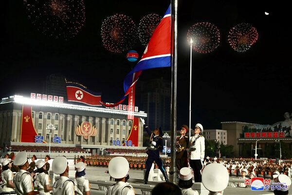 A bandeira da Coreia do Norte flamula durante o desfile militar de comemoração do 75º aniversário da fundação do Partido dos Trabalhadores da Coreia do Norte, em 10 de outubro de 2020 - Sputnik Brasil