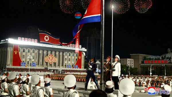 A bandeira da Coreia do Norte flamula durante o desfile militar de comemoração do 75º aniversário da fundação do Partido dos Trabalhadores da Coreia do Norte, em 10 de outubro de 2020 - Sputnik Brasil