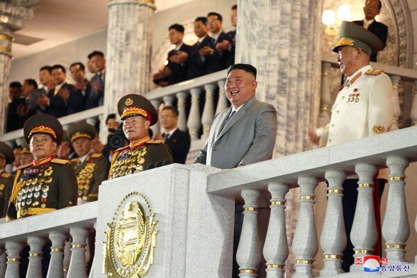 O líder norte-coreano, Kim Jong-un, sorri durante o desfile militar do 75º aniversário da fundação do Partido dos Trabalhadores norte-coreano, em 10 de outubro de 2020 - Sputnik Brasil
