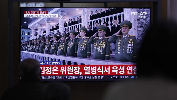 Em Seul, capital sul-coreana, pessoas assistem a transmissão televisiva do desfile militar do 75º aniversário da fundação do Partido dos Trabalhadores norte-coreano, em 10 de outubro de 2020 - Sputnik Brasil