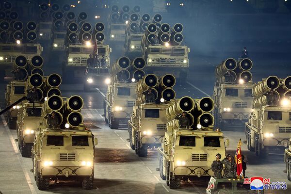 Veículos militares da Coreia do Norte participam de desfile militar no 75º aniversário da fundação do Partido dos Trabalhadores norte-coreano, em 10 de outubro de 2020 - Sputnik Brasil