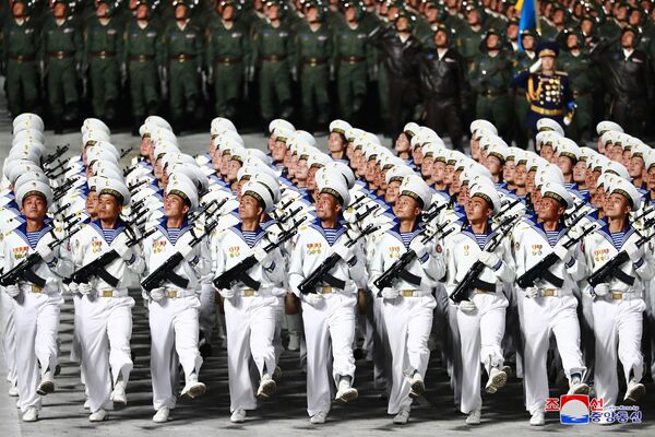 Soldados da Coreia do Norte participam de desfile militar no 75º aniversário da fundação do Partido dos Trabalhadores norte-coreano, em 10 de outubro de 2020 - Sputnik Brasil