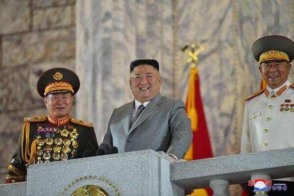 O líder da Coreia do Norte, Kim Jong-un, participa do desfile militar em comemoração ao 75º aniversário da fundação do Partido dos Trabalhadores norte-coreano, em 10 de outubro de 2020 - Sputnik Brasil