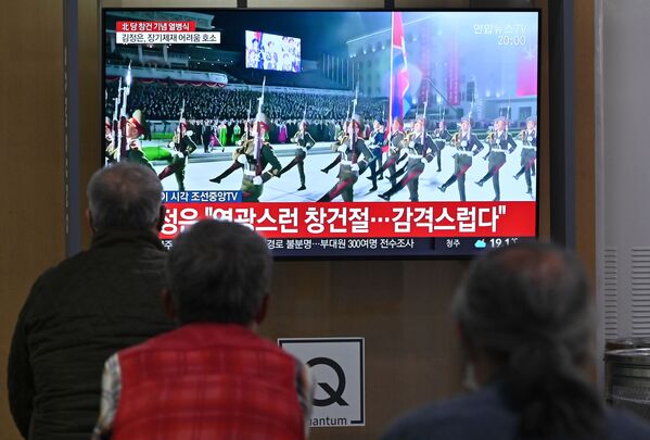 Em Seul, na Coreia do Sul, pessoas acompanham a transmissão de um desfile militar em Pyongyang, em celebração ao 75º aniversário da fundação do Partido dos Trabalhadores norte-coreano, em 10 de outubro de 2020 - Sputnik Brasil