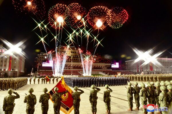 Fogos de artifício são vistos no céu de Pyongang durante o desfile de comemoração do 75º aniversário da fundação do Partido dos Trabalhadores da Coreia do Norte, em 10 de outubro de 2020 - Sputnik Brasil