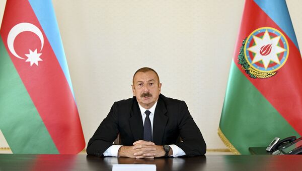 Presidente do Azerbaijão, Ilham Aliev, ao lado de bandeiras do país - Sputnik Brasil