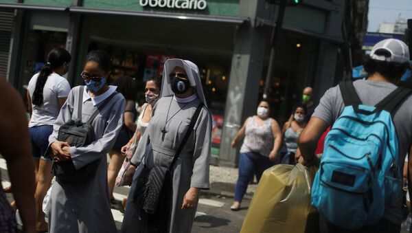 Freiras caminham com máscaras contra coronavírus no mercado do Saara, no Rio de Janeiro - Sputnik Brasil