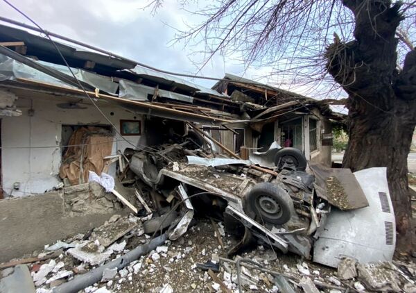 Casa na capital de Nagorno-Karabakh destruída por bombardeio - Sputnik Brasil