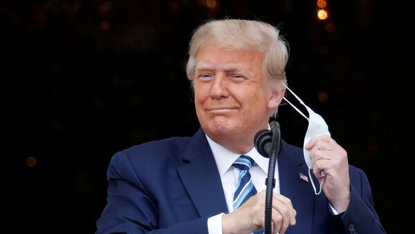 Presidente norte-americano, Donald Trump tira máscara protetora durante comício na Casa Branca, Washington, Estados Unidos, 10 de outubro de 2020 - Sputnik Brasil