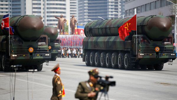 Desfile militar em Pyongyang exibindo os novos mísseis balísticos intercontinentais (ICBM) - Sputnik Brasil