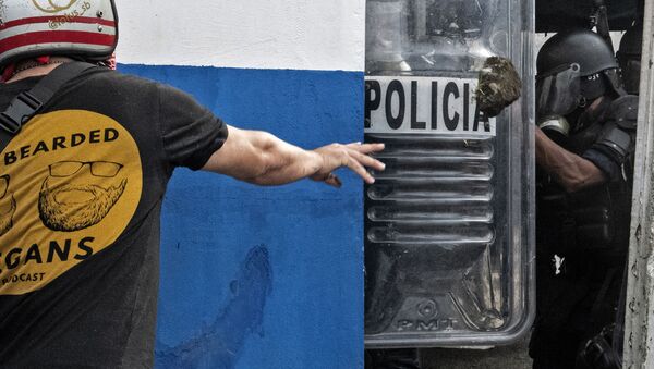 Confronto entre manifestantes e policiais em San José, Costa Rica, nesta segunda-feira, 12 de outubro de 2020 - Sputnik Brasil