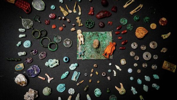 Amuletos, pedras preciosas e elementos decorativos de faiança, bronze, osso e âmbar encontrados durante escavações em Pompeia (imagem de referência) - Sputnik Brasil