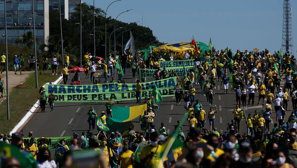 Manifestação em apoio ao governo do presidente Jair Bolsonaro na praça dos Três Poderes, em Brasília, com cartazes e faixas contra o STF e o Congresso - Sputnik Brasil