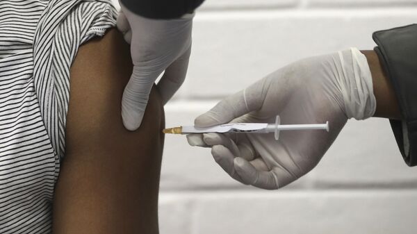 Voluntário recebe dose de vacina da AstraZeneca no hospital Chris Hani Baragwanath, em Joanesburgo, África do Sul (arquivo) - Sputnik Brasil