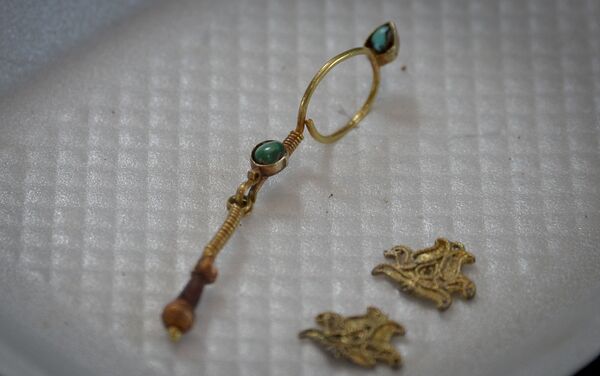 Artefatos únicos de ouro e turquesa encontrados em túmulo no norte do Cazaquistão - Sputnik Brasil