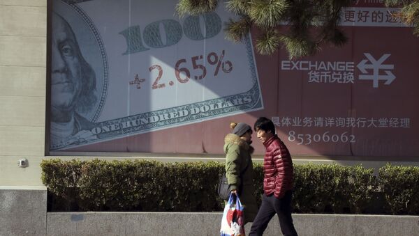 Pessoas passam diante de publicidade de compra e venda de dólares em Pequim, na China - Sputnik Brasil