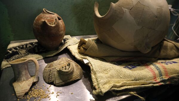Jarros e utensílios egípcios, israelenses e filisteus encontrados por arqueólogos - Sputnik Brasil