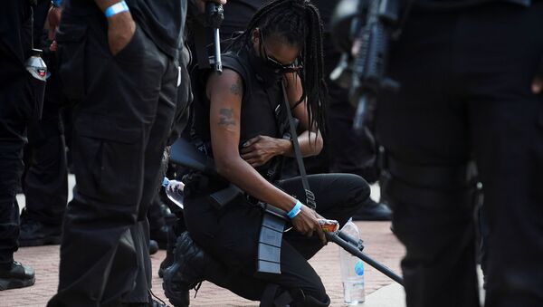 Membro da milícia negra NFAC se ajoelha durante manifestação em Lafayette, Louisiana (EUA), 3 de outubro de 2020 - Sputnik Brasil