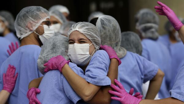 Agentes de saúde celebram após último paciente de COVID-19 receber alta de hospital de campanha em Brasília, 15 de outubro de 2020 - Sputnik Brasil
