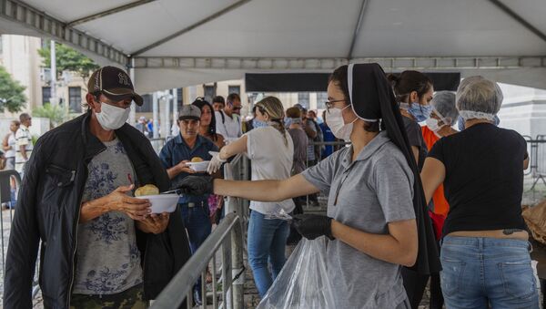 Pessoas em situação de rua fazem fila por comida em São Paulo durante a pandemia da COVID-19. - Sputnik Brasil
