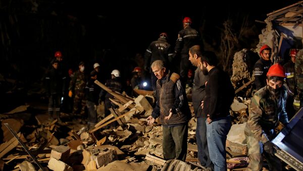 Socorristas procurando pessoas em escombros de Ganja, Azerbaijão - Sputnik Brasil