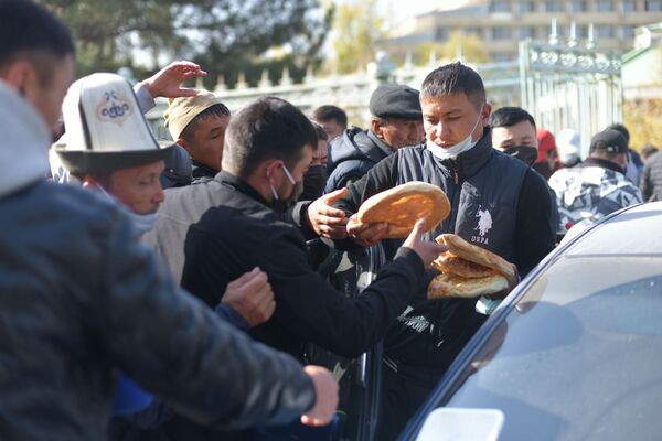 Manifestantes recebem pão perto do hotel Issyk-Kul em Bishkek, capital do Quirguistão
 - Sputnik Brasil