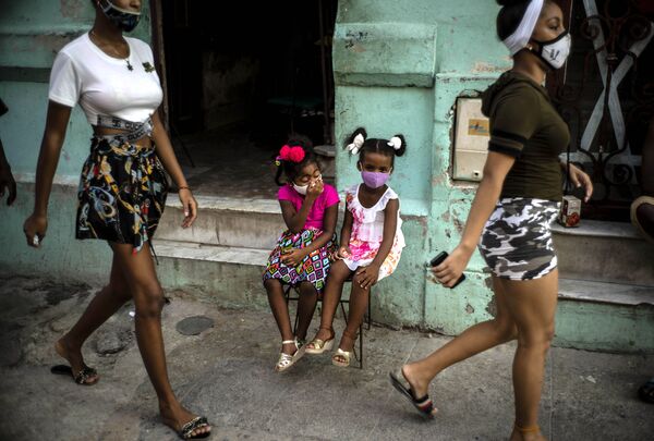 Meninas em máscaras esperando por seus pais em Havana, Cuba
 - Sputnik Brasil