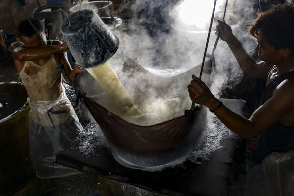 Trabalhadores fazem tofu em Banda Aceh, Indonésia
 - Sputnik Brasil