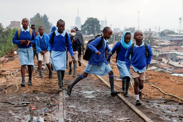 Crianças vão à escola por uma ferrovia em Nairobi, no Quênia
 - Sputnik Brasil