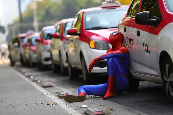 Um homem em traje de Homem-Aranha encostado a um táxi durante protestos de taxistas contra novos aplicativos na Cidade do México
 - Sputnik Brasil