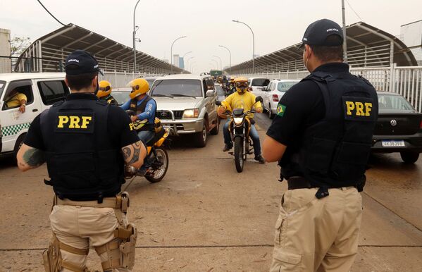 Agentes da Polícia Rodoviária Federal controlam o fluxo de veículos na Ponte Internacional da Amizade, que esteve fechada durante quase sete meses por causa de coronavírus
 - Sputnik Brasil