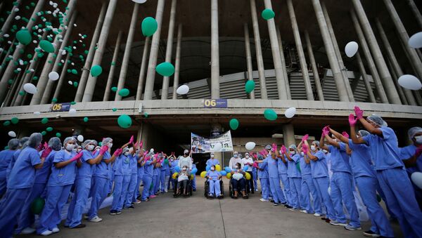Profissionais de saúde liberam balões enquanto os últimos pacientes deixam o hospital de campanha no Estádio Mané Garrincha - Sputnik Brasil