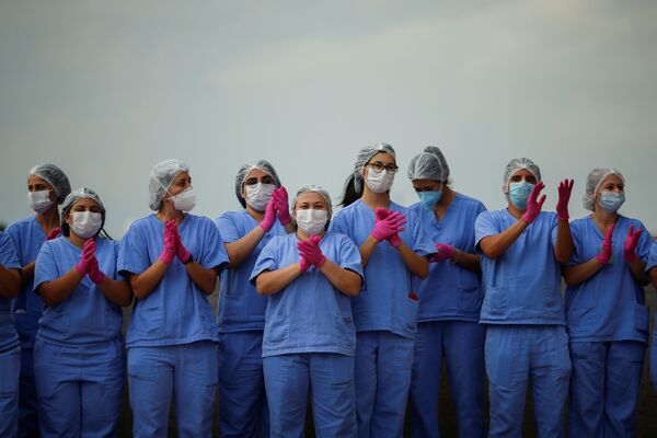 Profissionais de saúde aplaudem enquanto os últimos paciente deixam hospital de campanha após tratamentos de coronavírus em Brasília
 - Sputnik Brasil