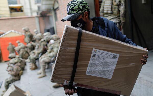Funcionário eleitoral carregando material de voto - Sputnik Brasil