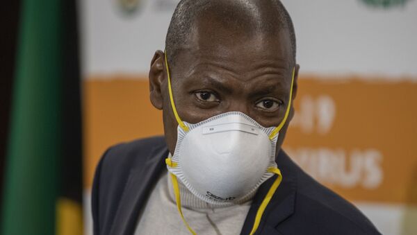 Zweli Mkhize, ministro da Saúde da África do Sul, usando máscara para se proteger do coronavírus - Sputnik Brasil