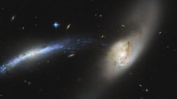 Galáxias NGC 2799 (à esquerda) e NGC 2798 (à direita)  - Sputnik Brasil