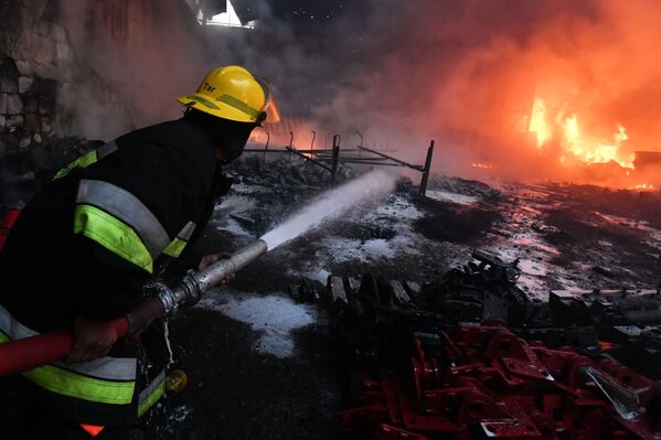 Bombeiro apaga incêndio em fábrica de algodão na aldeia de Azat Karagoinly no Azerbaijão, causado por bombardeiro - Sputnik Brasil