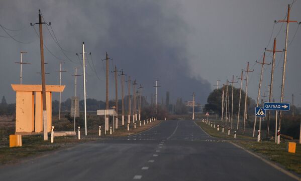 Fumaça do incêndio em fábrica de algodão na aldeia de Azat Karagoinly no Azerbaijão, causado por bombardeiro - Sputnik Brasil