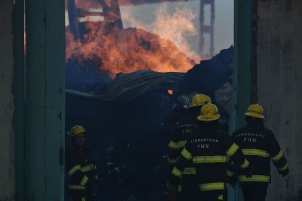 Bombeiros apagam fogo em fábrica de algodão na aldeia de Azat Karagoinly no Azerbaijão, causado por bombardeiro - Sputnik Brasil