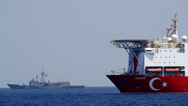 Navio de perfuração turco acompanhado por fragata da Marinha da Turquia - Sputnik Brasil