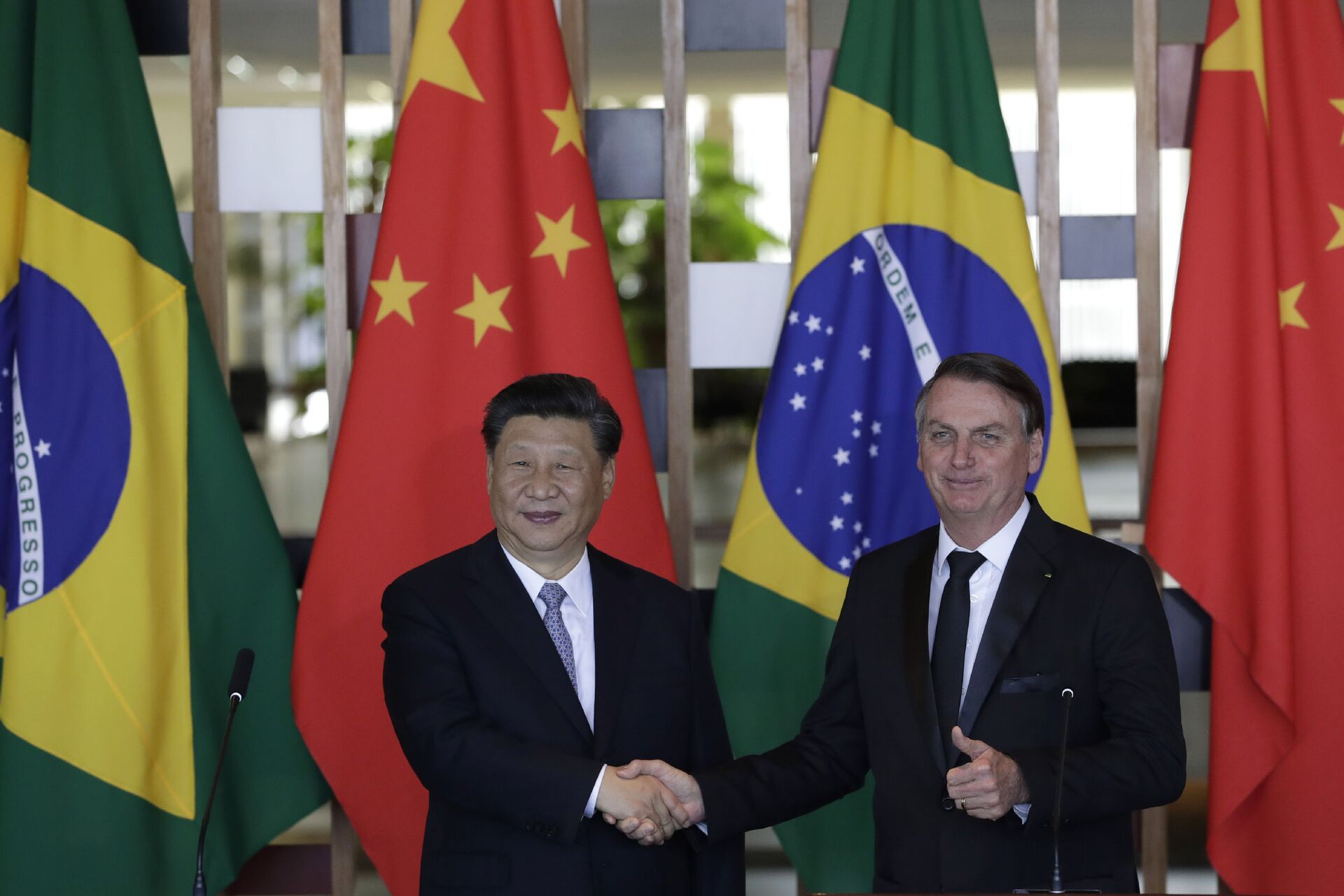 Presidentes da China, Xi Jinping, e do Brasil, Jair Bolsonaro, se cumprimentam durante cúpula do BRICS em Brasília, em 2019 - Sputnik Brasil, 1920, 31.08.2022